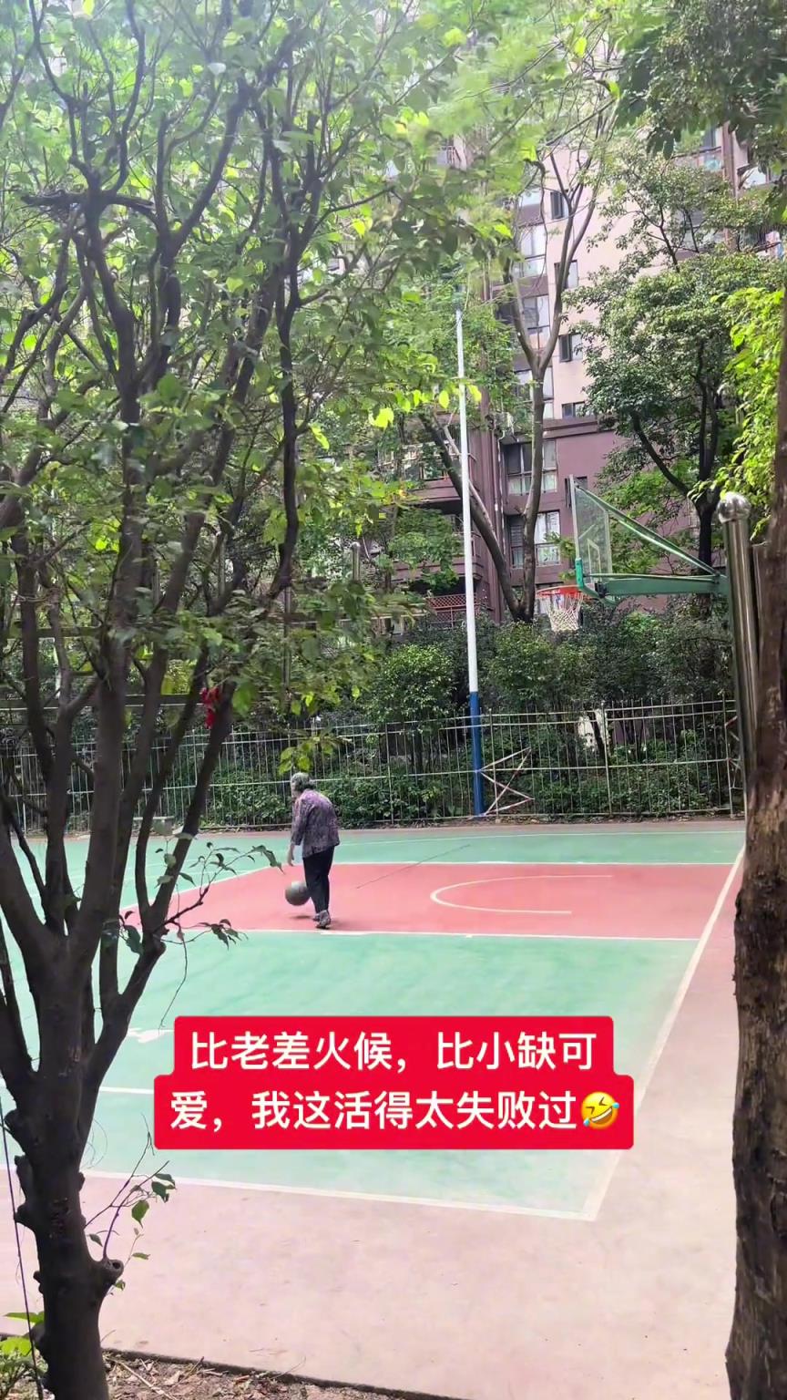 這阿婆單手一投一個準，姜還是老的辣