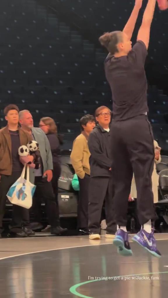 71歲成龍現(xiàn)身巴克萊中心看女籃比賽：她們投籃怎么那么準！?。?>
                                <div   id=